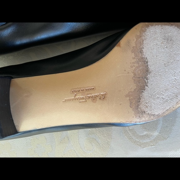 Salvatore Ferragamo Black pumps with Gold details - Picture 4 of 6